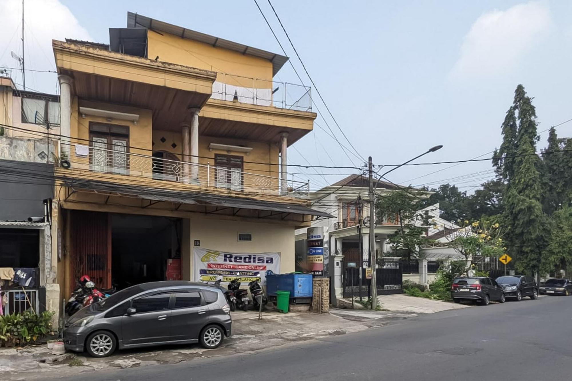 Redisa Redpartner Near Rs Saiful Anwar Hotel