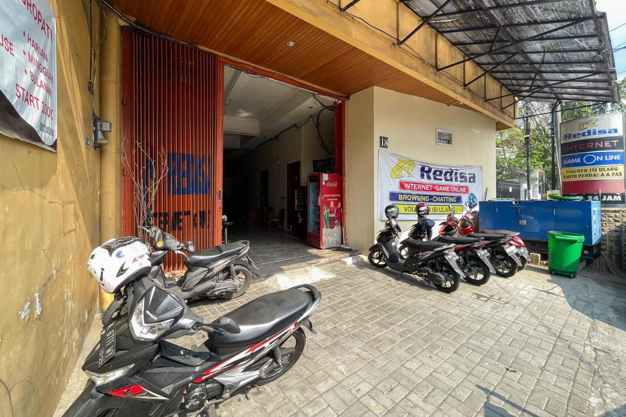 Redisa Redpartner Near Rs Saiful Anwar Hotel 2*